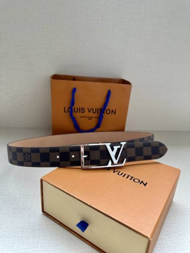 特P170 本款腰带取材路易威登经典 Monogram 帆布，为圆润搭扣镂刻 Lv 字母 Monogram 帆布 正绒面革内衬 金属件 搭扣镂刻 Lv 字母