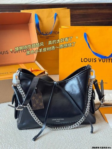 顶级原单 头层羊皮 Lv Carryall Cargo 柔软羊皮革呈现时尚微皱效果，并为深邃背景搭配抛光金属件与慵懒构型，成就昼夜场合佳选。可拆卸肩带与链带实现