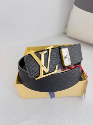品名： Lv..路易..威登腰带皮带原单 型号：挂扣，经典纯钢材质面字母挂扣，头层牛皮，图片实物拍摄材料：头层牛皮，挂扣系列，纯钢材质扣头，钯镀电镀工艺永不掉色