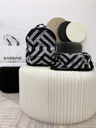 大货已出跑量 原单 #最In单品# Issey Miyake Baobao 三宅一生背囊 正品开模，香港6千多购回，一对一五金，面料，细节全对版开模，此款书包的 - 点击图像关闭