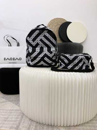 大货已出跑量 原单 #最In单品# Issey Miyake Baobao 三宅一生背囊 正品开模，香港6千多购回，一对一五金，面料，细节全对版开模，此款书包的