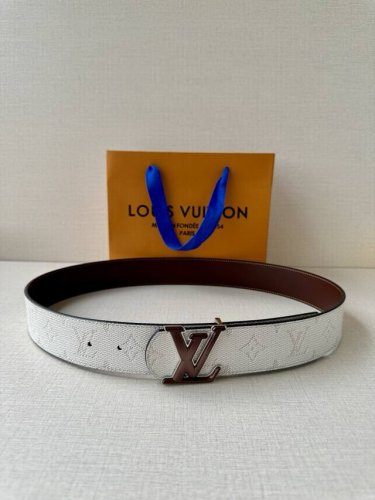 4.0宽 Lv Dimension Monogram HéRitage 双面腰带拼接素净皮革和 Monogram 涂层帆布，呈现经典设计的崭新演绎。品牌元素焕现