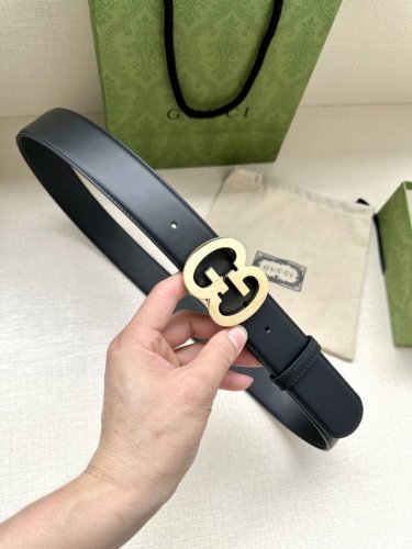 宽度4.0 GUCCI 历史细节和现代元素是Gucci最新系列的特点。历史的花押字硬件致敬品牌的创始人Guccio Gucci。这款腰带采用黑色皮革精制而成，饰