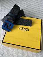 Fendi 芬迪 专柜同款 男款休闲双面用腰带 宽4.0Cm 一面海军蓝荔枝纹牛皮 另一面印有烟灰色和黑色Ff图案 搭配Ff经典造型烤漆蓝色金属按钉搭扣 时尚休