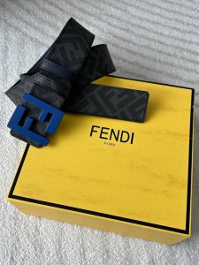 Fendi 芬迪 专柜同款 男款休闲双面用腰带 宽4.0Cm 一面海军蓝荔枝纹牛皮 另一面印有烟灰色和黑色Ff图案 搭配Ff经典造型烤漆蓝色金属按钉搭扣 时尚休