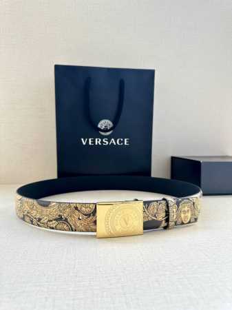 宽度3.8Cm Versace 此款印花腰带采用小牛皮制成，金色搭扣饰有品牌标志性的美杜莎头像！ - 点击图像关闭