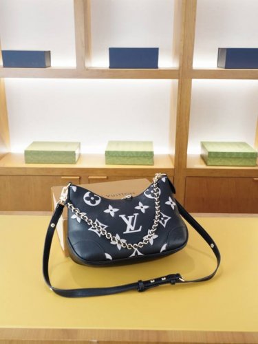 Lv 路易威登 官网同步 高版本 斜挎单肩背包 永恒不过时的标志性产品 纯原单牛皮 顶级五金制作 非市面普通版本 贸易公司订单货 全部实拍 实用性非常高 完全不