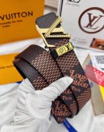 皮带：Lv..路易..威登顶级复刻. 腰带：原单品质百分百头层牛皮，保证真皮。铆钉双色雕花设计.真空电镀.永不掉色.24K纯钢扣涂鸦彩绘图案艺术双面可用专柜同等
