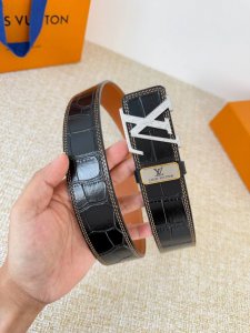 品名： Lv..路易..威登腰带皮带原单 型号：挂扣，经典纯钢材质挂扣，头层牛皮，图片实物拍摄 材料：头层牛皮，挂扣系列，纯钢材质扣头，钯镀电镀工艺永不掉色。原