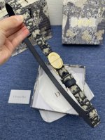 特 这款 2.0Cm。 Montaigne 腰带从同名手袋汲取灵感，可翻面使用，以双面设计重新诠释经典。采用光滑牛皮革精心制作，一面为胭脂粉色，另一面为黑色，搭