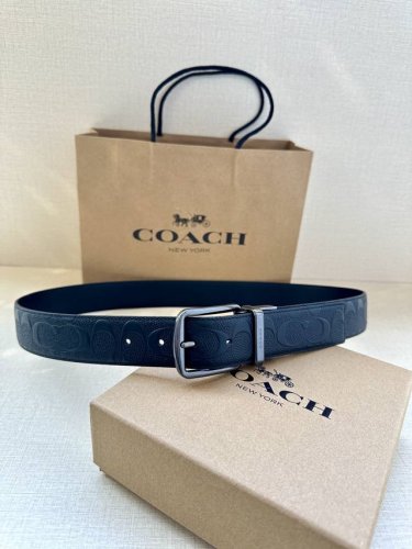3.7Cm 宽 Coach 这款双面腰带采用运动小牛皮制作，配有经典标志带扣，一款产品，两种外观。其合身度可个性定制，可用剪刀进行剪裁。 Saz D45 Smm