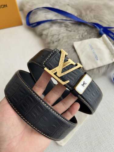 品名： Lv..路易..威登腰带皮带原单 型号：挂扣，经典纯钢材质挂扣，头层牛皮，图片实物拍摄 材料：头层牛皮，挂扣系列，纯钢材质扣头，钯镀电镀工艺永不掉色。原