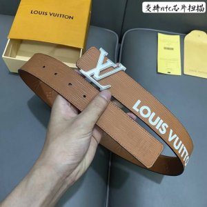 特 寬度：40Mm 進口Ep水波紋襯托原廠小牛皮底壓花！飾有高級絲印Logo視覺效果 搭扣與皮帶相呼應締造獨特造型 雙面用