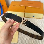 特 片裝1 寬：30Mm 女士經典頂級休閒腰帶 寬度30毫米這款永恆優雅飾有帆布的造型設計 原版小荔枝紋牛皮底 搭配全新搭扣以金色金屬打造 飾以與皮帶同色的琺瑯