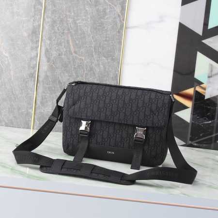 这款 Dior Explorer 手袋从经久不衰的信使包经典标识汲取灵感，重新演绎高订风格版本。采用标志性的米色和黑色 Oblique 印花提花面料精心制作，侧 - 点击图像关闭
