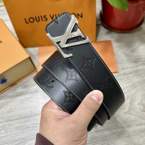Lv.路易威登 宽40Mm双面原版小牛皮 搭配单钌钯电镀扣 完美的手感.油边 出众的设计.风格 高贵奢华 时尚大方 高清实拍 货真价实 品质保证 双面用