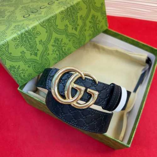秋冬系列焕新演绎富有辨识度的Gg Marmont系列。这款双面腰带采用Gg Supreme与皮革材质匠心打造，缀饰双G搭扣。 一面为米色和深棕色Gg Supre
