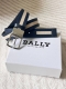 特 P200 Bally 巴利 男士休闲织布牛皮腰带 宽3.5Cm 这款Tamal 头层牛皮融入了永恒经典的蓝白条纹织布，且具有充满时尚感，助您打造百变造型。