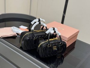 升级版配盒 Size：28*14Cm 23*12Cm Miumiu保龄球 新尺寸 很难不爱啊啊！ 这个尺寸很难不动心哦！ 可手拎也可斜挎 容量足足的~~ 出场就