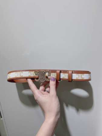 特 Celine 23 中号Triomphe Taurillon皮革腰带 青铜色 Taurillon.中腰，金色饰面金属件、亮面牛皮腰带 咖啡色！Triomph - 点击图像关闭