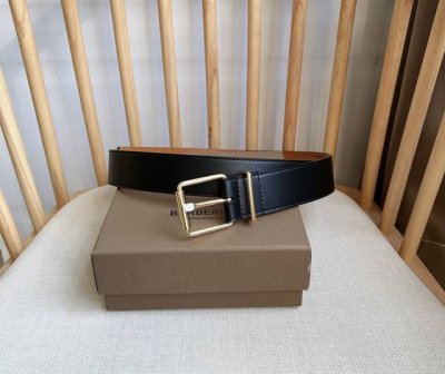 新款 Burberry 巴宝莉专柜同步上新 意大利精制腰带 选用光滑小牛皮面料打造 搭配镀钯金针扣 宽:3.5Cm 精致优雅简单大方