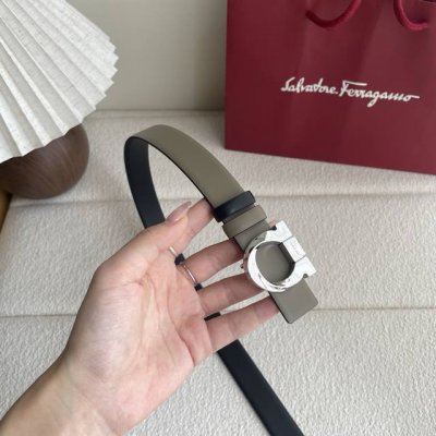 Ferragamo菲拉格慕现代经典 焕新演绎 双面双色设计彰显个性型格 配以抛光金色Gancini扣饰 镶式花边富有妙趣 增添精致活力 双面可用 宽2.5Cm