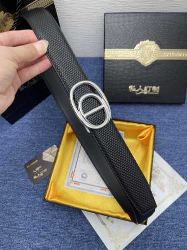 品牌 私人订制自动 描述 经典系列新品腰带，采用小牛皮材质，完美搭配手工车线，经典配色，可搭配商务西装或更为休闲的造型。腰带为法国尺寸，请在购买前参阅腰带尺寸指