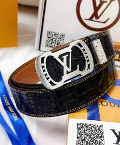 皮带：Lv..路易..威登顶级复刻. 腰带：原单品质百分百进口头层牛皮，保证真皮。雕花镂空设计24K纯钢扣.永不掉色进口原厂鳄鱼皮纹路.纯手工双线缝制工艺双面两