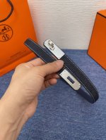 特 Ke Lly 1.8腰带Epsom小牛皮牛仔布腰带，搭配金Kelly皮带扣。 借助巧妙的可调节设计，可以将腰带系于腰间或髋部。均码