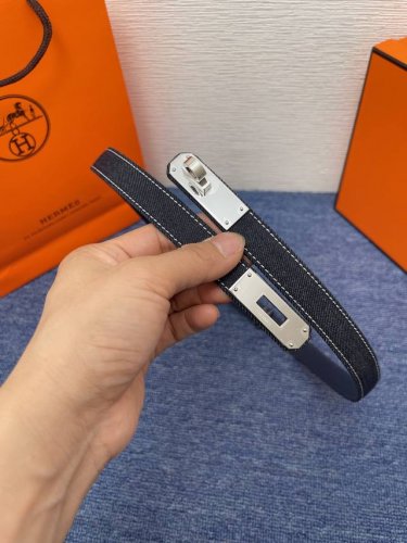 特 Ke Lly 1.8腰带Epsom小牛皮牛仔布腰带，搭配金Kelly皮带扣。 借助巧妙的可调节设计，可以将腰带系于腰间或髋部。均码