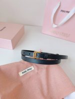 特 缪缪miumiu专柜新款 这款小牛皮腰带是提升别致造型品味的理想之选。镂空雕刻logo徽标搭配方型针扣，手感柔软细腻,夏季裙子必备非常时尚百搭. 宽:1.5