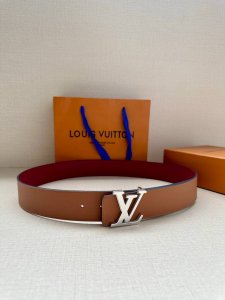 Lv4.0宽 Rays 双面腰带为中央搭扣镂刻细密纹理，进口手掌纹枣红底 临摹日光照射时的灿烂光线，可为多样造型注入创意巧思