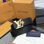 Lv Dimension 双面腰带将创意传承与华美街头风范共冶一炉，彰显创意总监 Pharrell Williams 的时尚远见。Monogram 帆布铺陈外层
