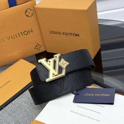 Lv Dimension 双面腰带将创意传承与华美街头风范共冶一炉，彰显创意总监 Pharrell Williams 的时尚远见。Monogram 帆布铺陈外层