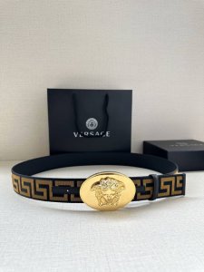 带宽3.8Cm Versace 范思哲 此款缎带腰带风格十分休闲，饰有标志性希腊回纹图案，可搭配休闲单品或高腰正装。 闭合式佩戴 希腊回纹图案 材质：100%聚