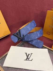 Lv Dimension Monogram Heritage 40毫米可翻转皮带证明，最难以忘怀的奢华时刻往往显得朴素。涂层的帆布表带展示出标志性的图案设计，与