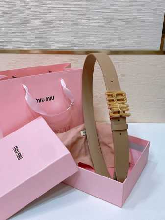 缪缪miumiu 古金扣宽度：3Cm这款皮革腰带是提升别致造型品味的理想之选。醒目的标志性徽标装点搭扣，营造精致撞色与纹理金属徽标搭扣搭扣饰醒目徽标 - 点击图像关闭