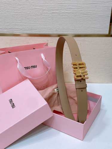 缪缪miumiu 古金扣宽度：3Cm这款皮革腰带是提升别致造型品味的理想之选。醒目的标志性徽标装点搭扣，营造精致撞色与纹理金属徽标搭扣搭扣饰醒目徽标