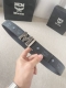 特P200 Mcm：这款Claus双面腰带的正面采用标志性Visetos经典花纹帆布制成，反面则由小牛皮头层皮制成。标志性的纯铜五金M字搭扣采用可拆卸设计，使这