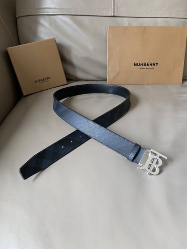 特 Burberry 巴宝莉 专柜同款 男士休闲双面用腰带 宽3.5 Cm 精选品牌标志性 London 格纹，搭配平滑小牛皮反面设计。饰牌搭扣点缀品牌专属标识