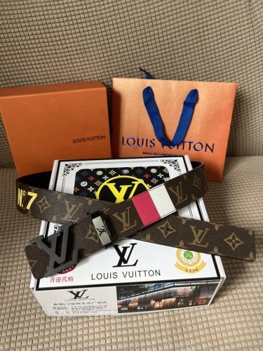 品名：Lv..路易..威登原单 材质：原单牛皮腰带 百分百头层牛皮腰带保证真皮，24K纯钢扣，专柜原单品质、做工精细，时尚大牌，送人自用首选 包装： 请认准如图