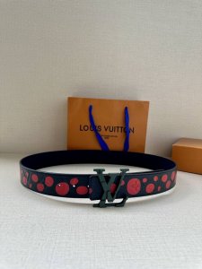 4.0宽 Lv Shape 双面腰带以 荔技面展现经典元素的当代姿采，尽释皮具系列的盎然活力。牛皮革增添沉稳一面，Lv Shape 搭扣呈现雾面观感。