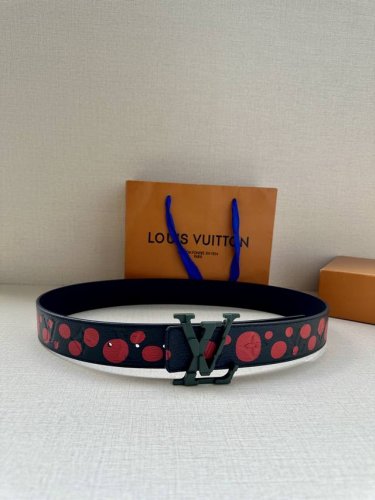 4.0宽 Lv Shape 双面腰带以 荔技面展现经典元素的当代姿采，尽释皮具系列的盎然活力。牛皮革增添沉稳一面，Lv Shape 搭扣呈现雾面观感。