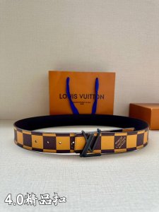 4.0宽 本款 Lv Initiales 双面腰带瞩目亮相路易威登 2024 春夏男装秀场，以鲜明 Damier Pop 帆布和内敛牛皮革巧妙分饰两面，点缀 L