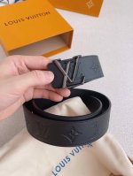 Lv 此款以天然小牛皮搭配路易威登特色设计元素的lv Pyramide 腰带，时尚新潮，尽显品牌个性。小牛皮材质，饰有路易威登标志性的monogram压纹。Lv