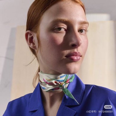爱马仕Hermes“由你执笔与自由方巾”Twilly小丝巾。 Twilly真丝缎带 100%桑蚕丝 。 这款小巧的真丝配饰佩戴方式千变万化，可为您的日常造型增添