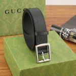 特 各式百搭单品继续为Gucci 早春系列添姿加彩。这款亮眼吸睛的腰带以Gg橡胶效果皮革匠心打造，配以方形钯金色调腰带扣，为日常造型注入别样魅力。 黑色Gg橡胶
