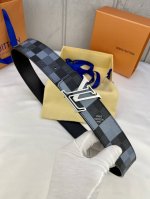 特 4.0宽 双面腰带以平纹小牛皮搭配品牌标志性的damier Cobalt帆布，丰富时尚造型选择。平纹小牛皮面适合商务造型，反面的damier格纹帆布则更显都