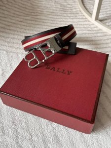 特 Bally 巴利 专柜同款 男士休闲布配皮腰带 宽3.5Cm 这款tamal 双面头层牛皮融入了永恒经典的 Bally 条纹，且具有充满现代感。正面饰有ba