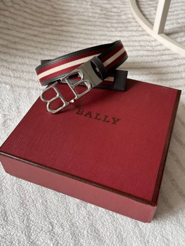 特 Bally 巴利 专柜同款 男士休闲布配皮腰带 宽3.5Cm 这款tamal 双面头层牛皮融入了永恒经典的 Bally 条纹，且具有充满现代感。正面饰有ba